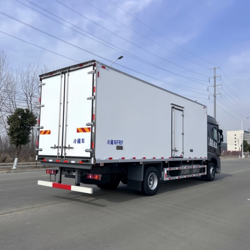 4X2 heavy-duty Sinotruk MAX new manual diesel truck for long-distance fruit and vegetable cold chain transportation