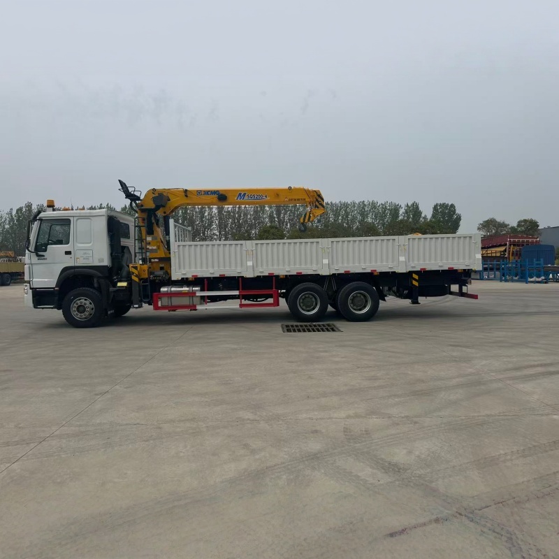 Sinotruk chassis equipped with XCMG crane, multi-functional truck-mounted crane and transport truck