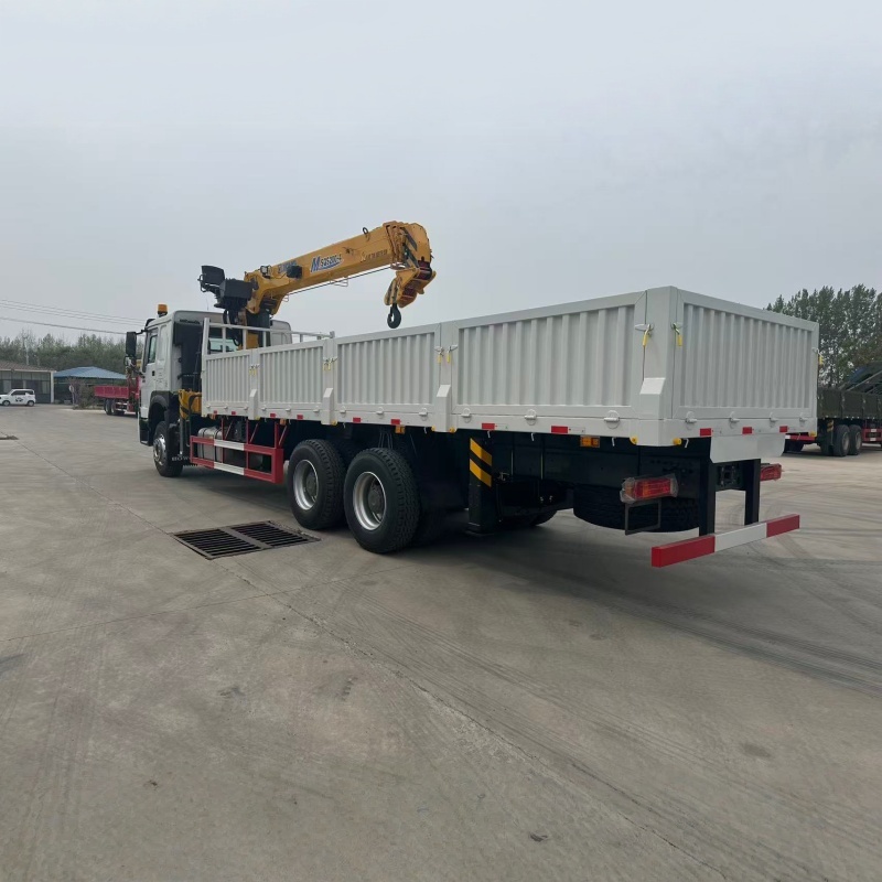 Sinotruk chassis equipped with XCMG crane, multi-functional truck-mounted crane and transport truck