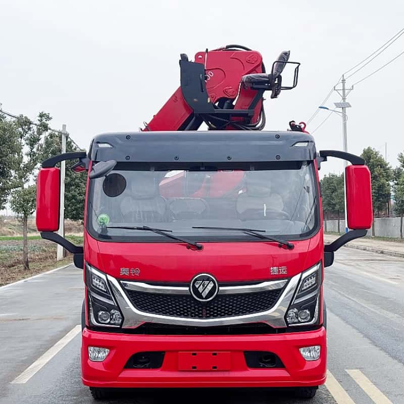 China Foton chassis is equipped with XCMG crane, multi-functional truck-mounted crane and transport truck