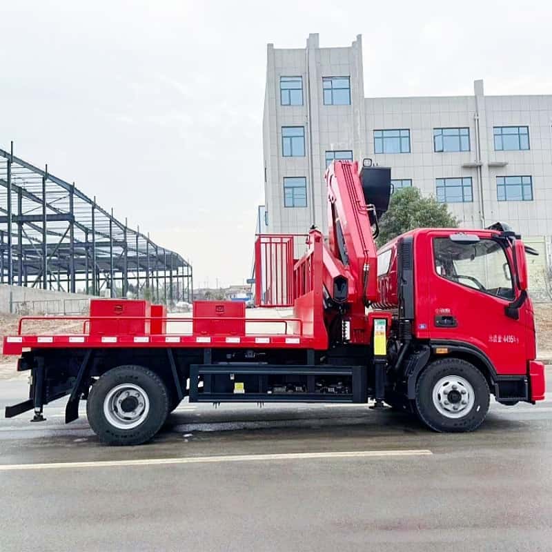 China Foton chassis is equipped with XCMG crane, multi-functional truck-mounted crane and transport truck