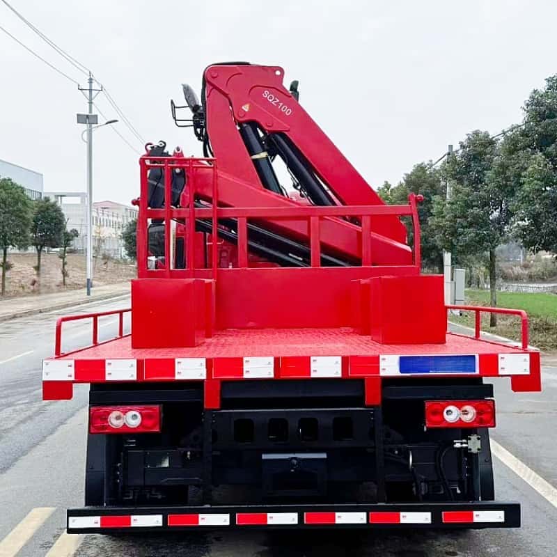China Foton chassis is equipped with XCMG crane, multi-functional truck-mounted crane and transport truck