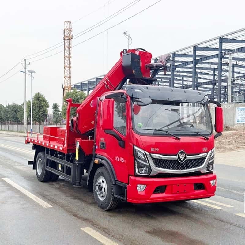 China Foton chassis is equipped with XCMG crane, multi-functional truck-mounted crane and transport truck