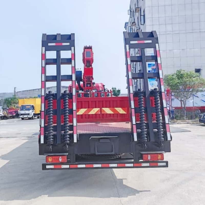 DFL chassis equipped with XCMG crane, multi-functional truck-mounted crane and transport truck