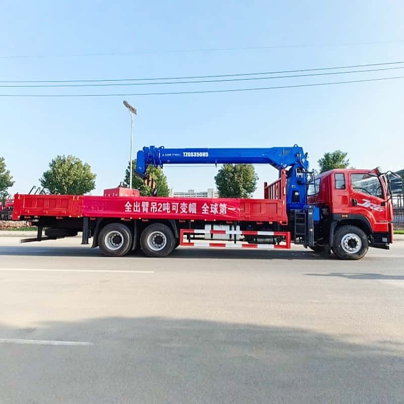 Jiefang chassis equipped with XCMG crane, multi-functional truck-mounted crane and transport truck