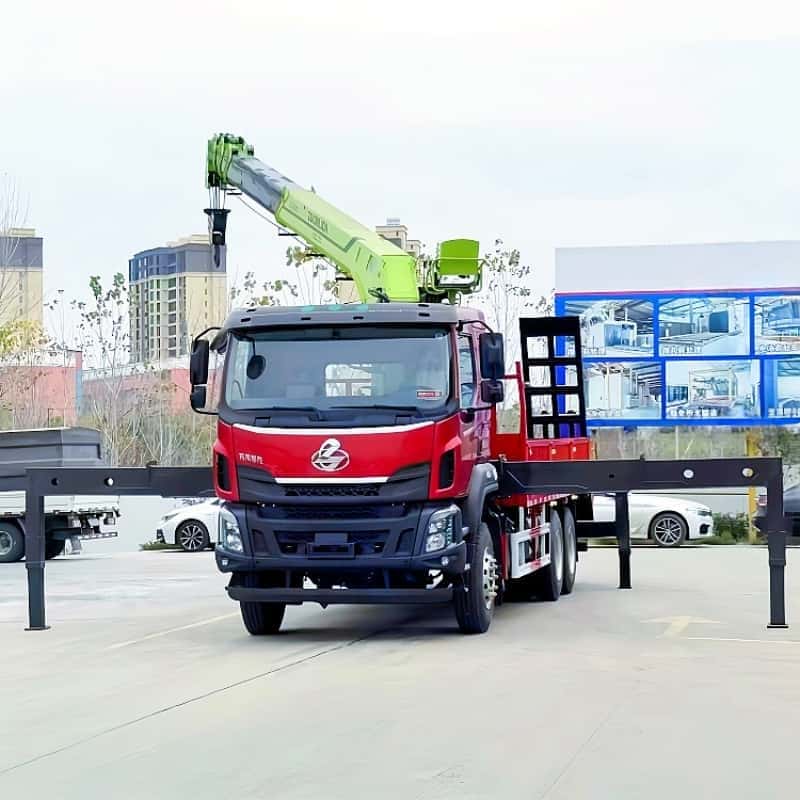 Liuqi chassis equipped with XCMG crane, multi-functional truck-mounted crane and transport truck