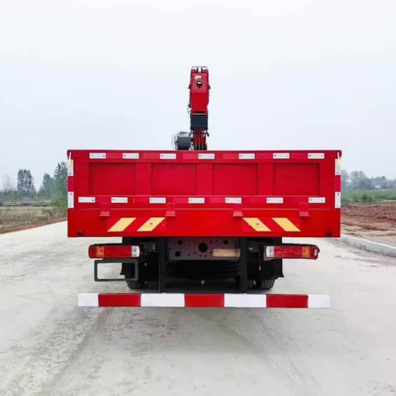 China sinotruk chassis equipped with XCMG crane, multi-functional truck-mounted crane and transport truck