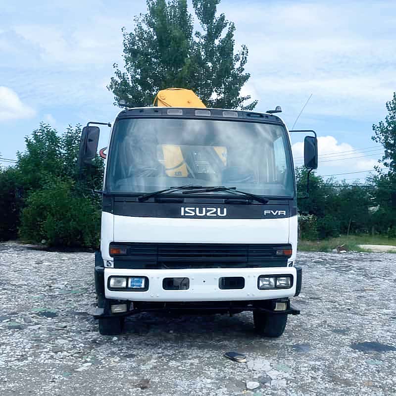 The Chinese Isuzu chassis is equipped with XCMG cranes, multi-functional truck-mounted cranes, and transport trucks.