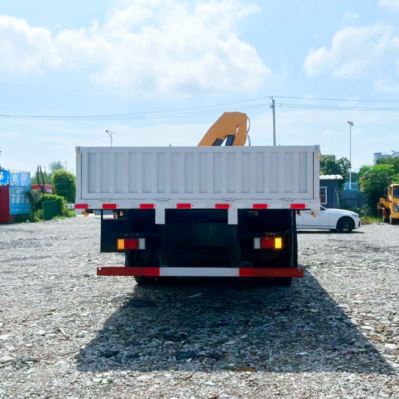 The Chinese Isuzu chassis is equipped with XCMG cranes, multi-functional truck-mounted cranes, and transport trucks.