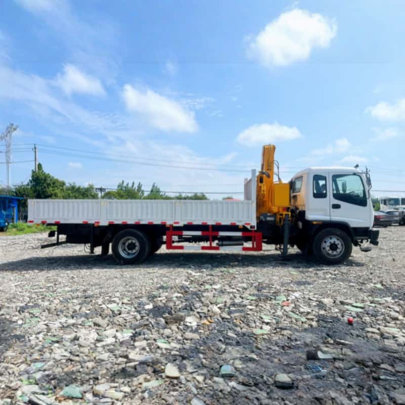 The Chinese Isuzu chassis is equipped with XCMG cranes, multi-functional truck-mounted cranes, and transport trucks.