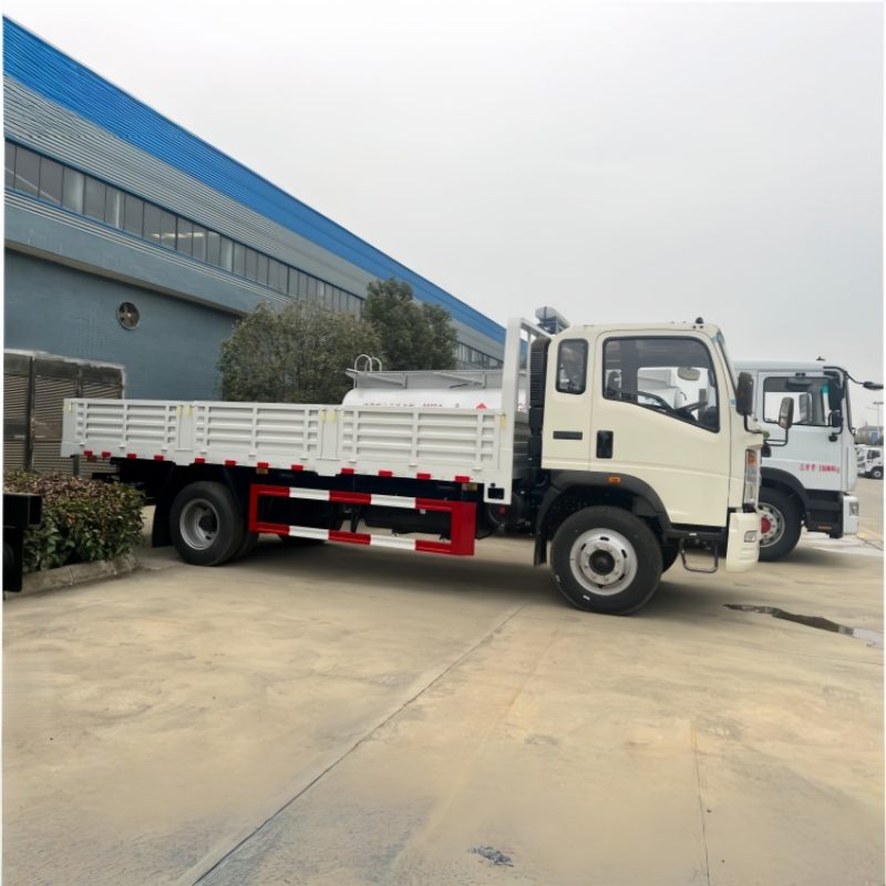 HOWO 4×2 light truck with stake bed and half-row cab