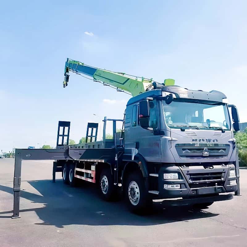 Sinotruk chassis is equipped with XCMG 14-ton crane, multi-functional truck-mounted crane and transport truck
