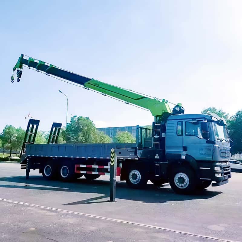 Sinotruk chassis is equipped with XCMG 14-ton crane, multi-functional truck-mounted crane and transport truck