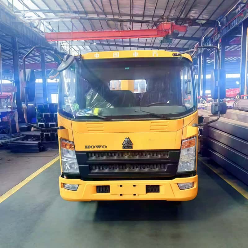 Sinotruk chassis is equipped with XCMG 4-ton crane, multi-functional truck-mounted crane and transport truck