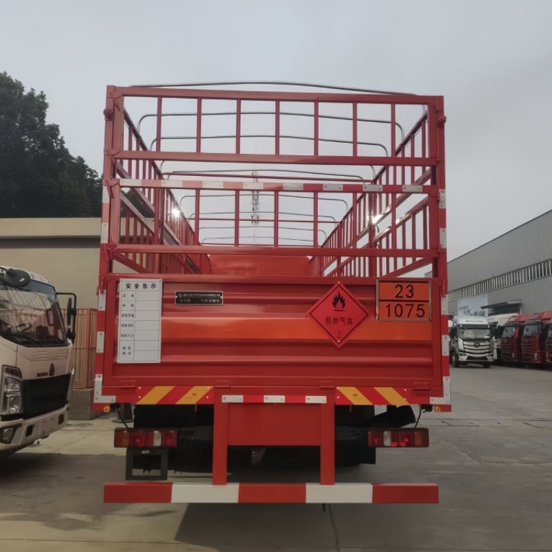 6x2 Sinotruk Sitrak 9.6-meter stake truck