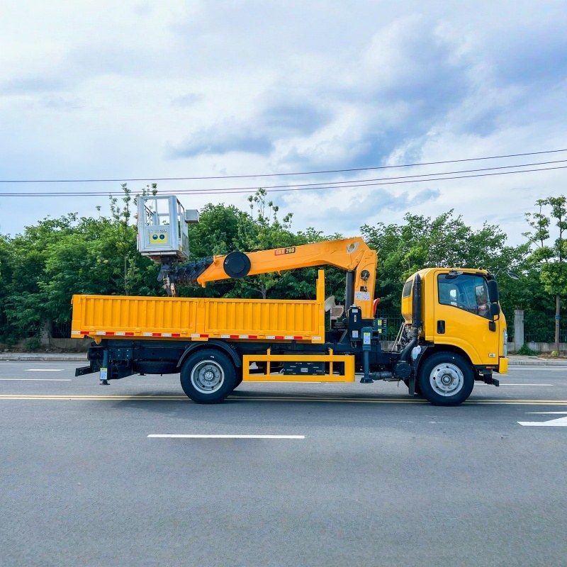 ISUZU 20m Truck Mounted Aerial Work Platform with Cargo