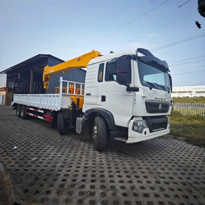 Sinotruk HOWO 340HP 12T Truck Crane With 19.3m Working Radius