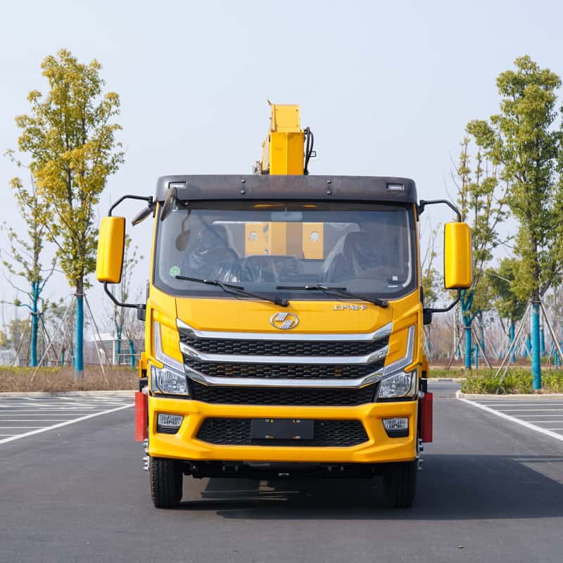 SAIC 6.3-ton truck-mounted crane with wrecker body, 5-ton XCMG crane