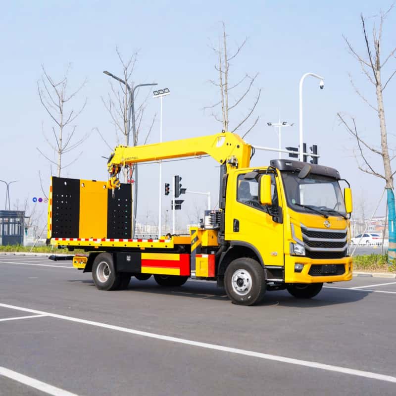 SAIC 6.3-ton truck-mounted crane with wrecker body, 5-ton XCMG crane