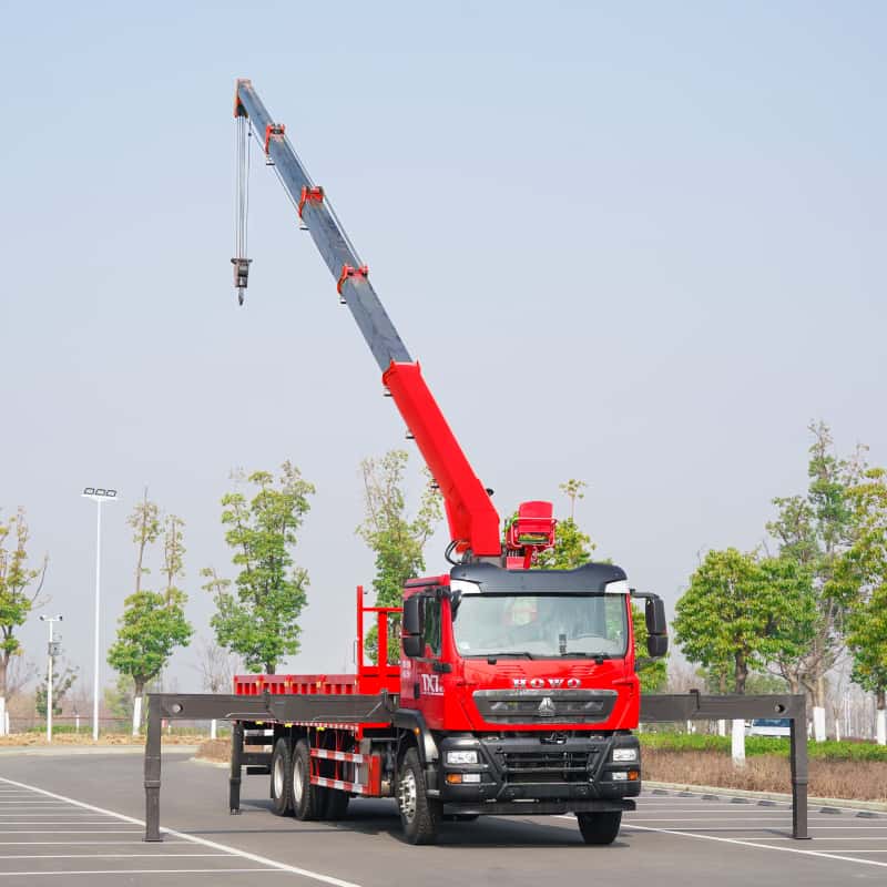 Sinotruk Howo truck-mounted crane, 14 tons, 5-section straight boom, engineering hoisting transport vehicle