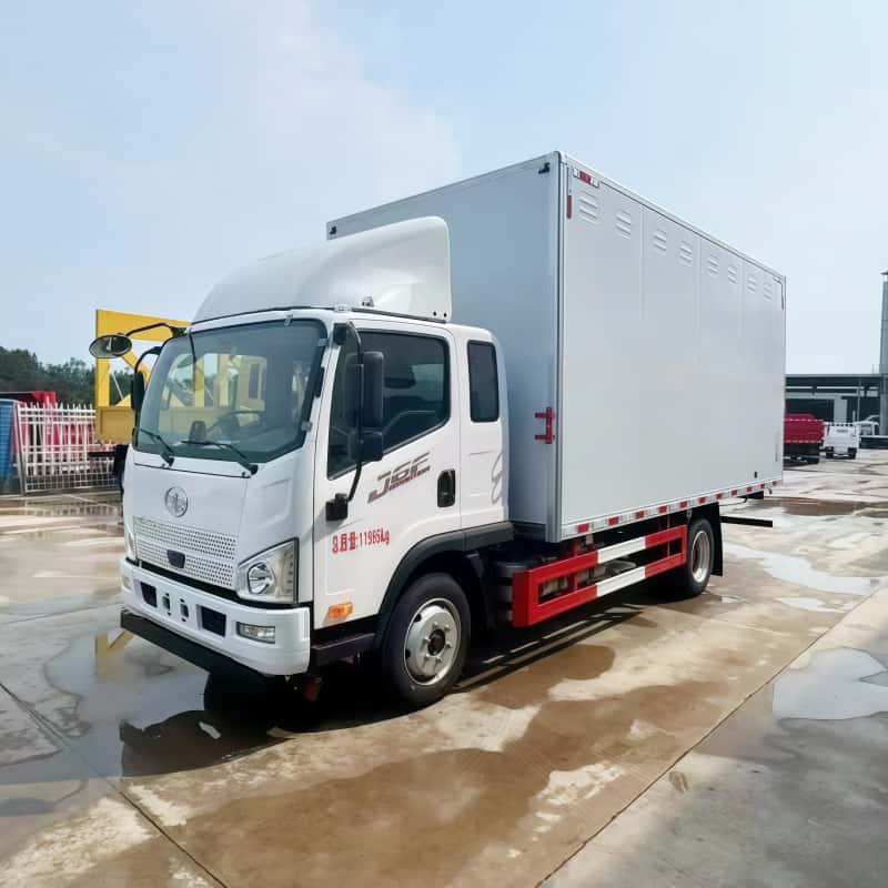 Jiefang single-row 5.6-meter box truck powered by Dachai 180 horsepower engine