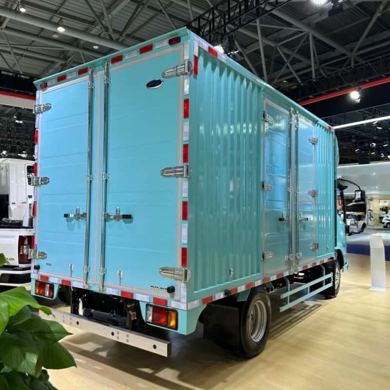Camionnette électrique Isuzu avec une grande benne de 18,3 mètres cubes