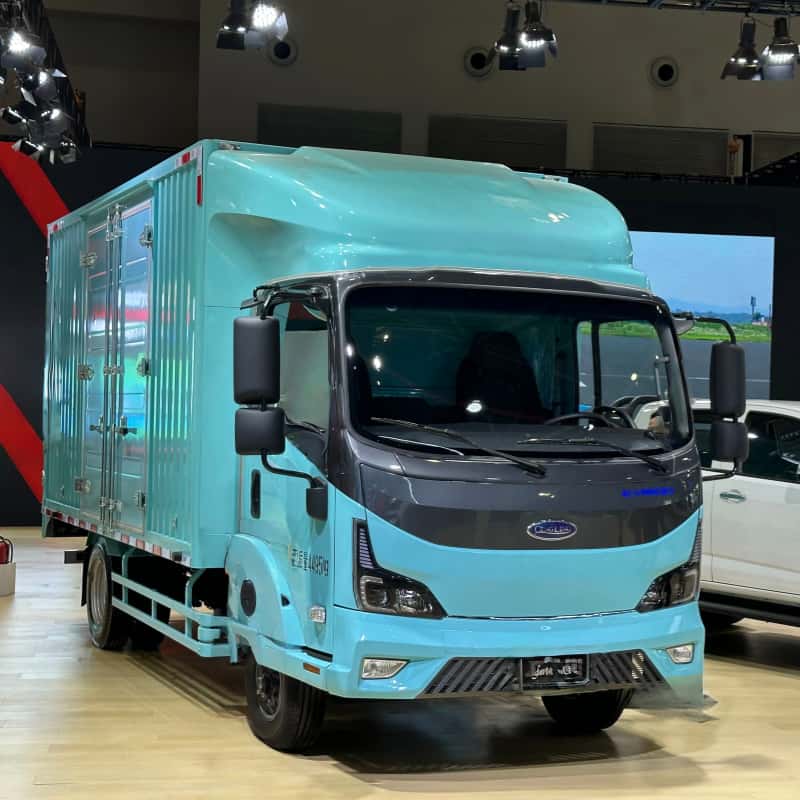 Camionnette électrique Isuzu avec une grande benne de 18,3 mètres cubes
