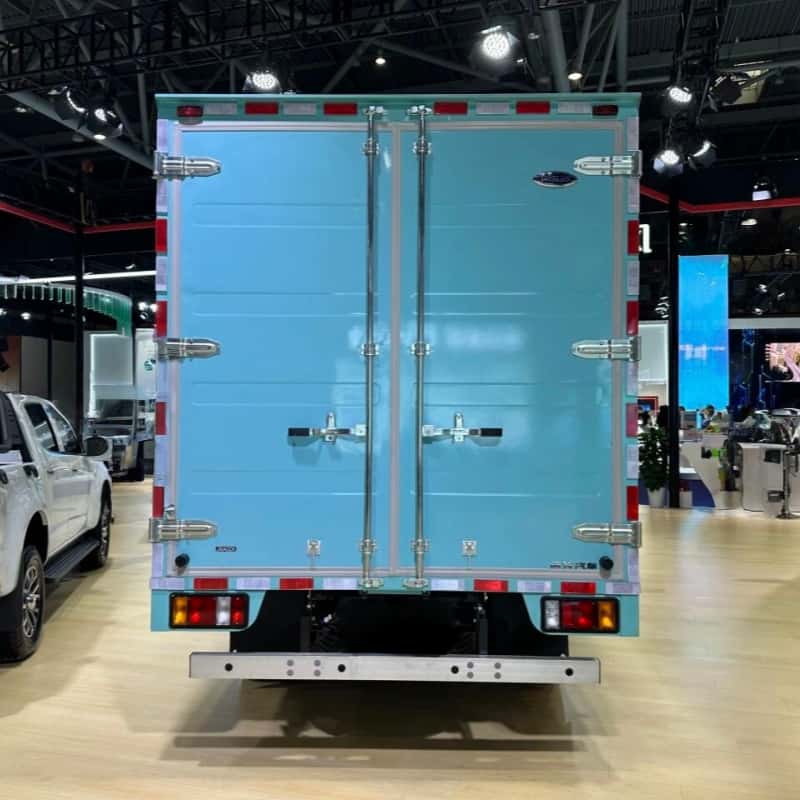 Camionnette électrique Isuzu avec une grande benne de 18,3 mètres cubes