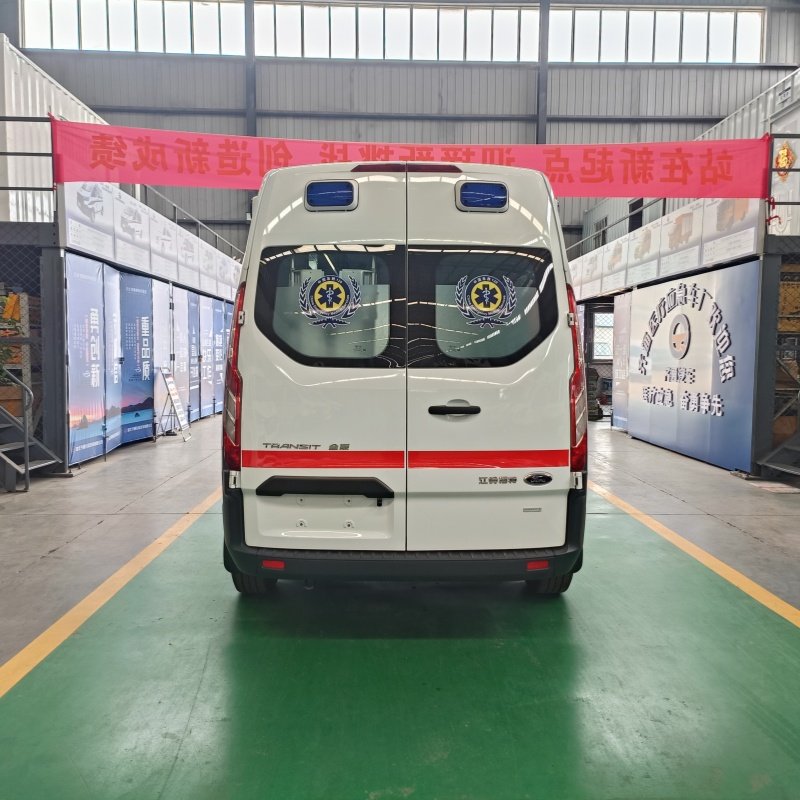 Ambulance Ford New Transit 4x2, empattement moyen, toit moyen, boîte automatique 9AT (type avec système de surveillance)