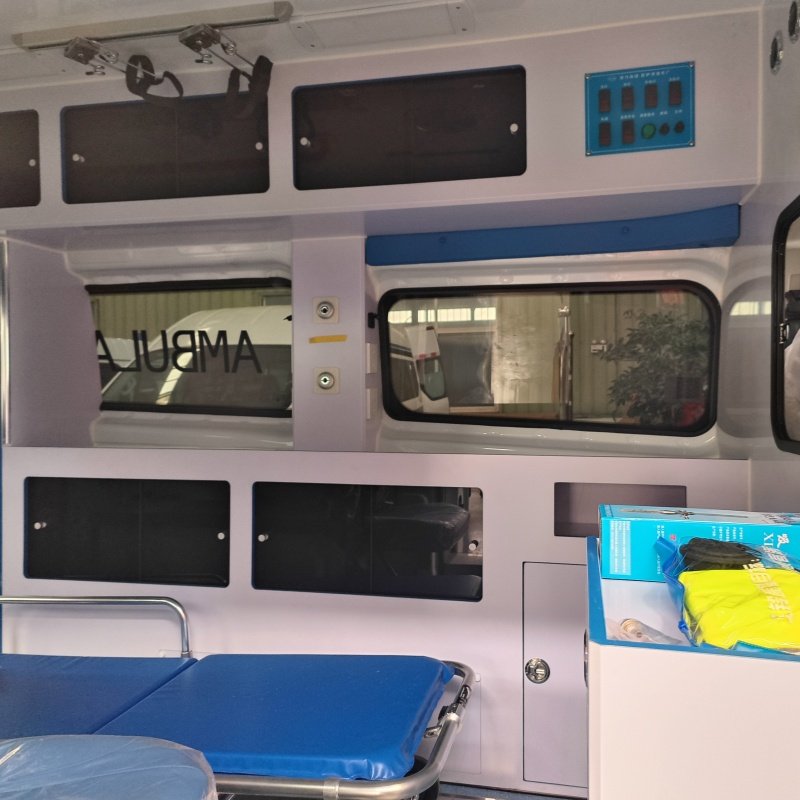 Ambulance Ford New Transit 4x2, empattement moyen, toit moyen, boîte automatique 9AT (type avec système de surveillance)