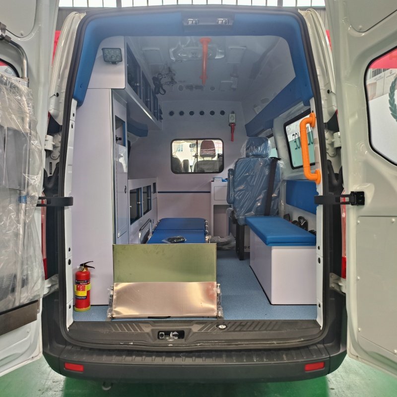 Ambulance Ford New Transit 4x2, empattement moyen, toit moyen, boîte automatique 9AT (type avec système de surveillance)