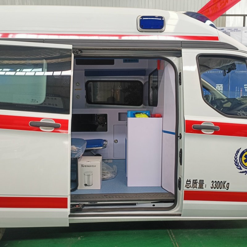Ambulance Ford New Transit 4x2, empattement moyen, toit moyen, boîte automatique 9AT (type avec système de surveillance)