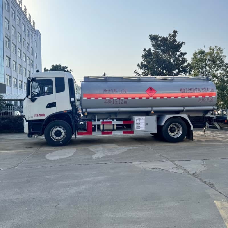 Camion-citerne à carburant DFL Tianjin KR 4×2