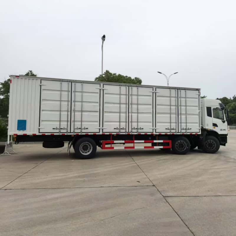 Camion fourgon Dongfeng à trois essieux pour matières dangereuses