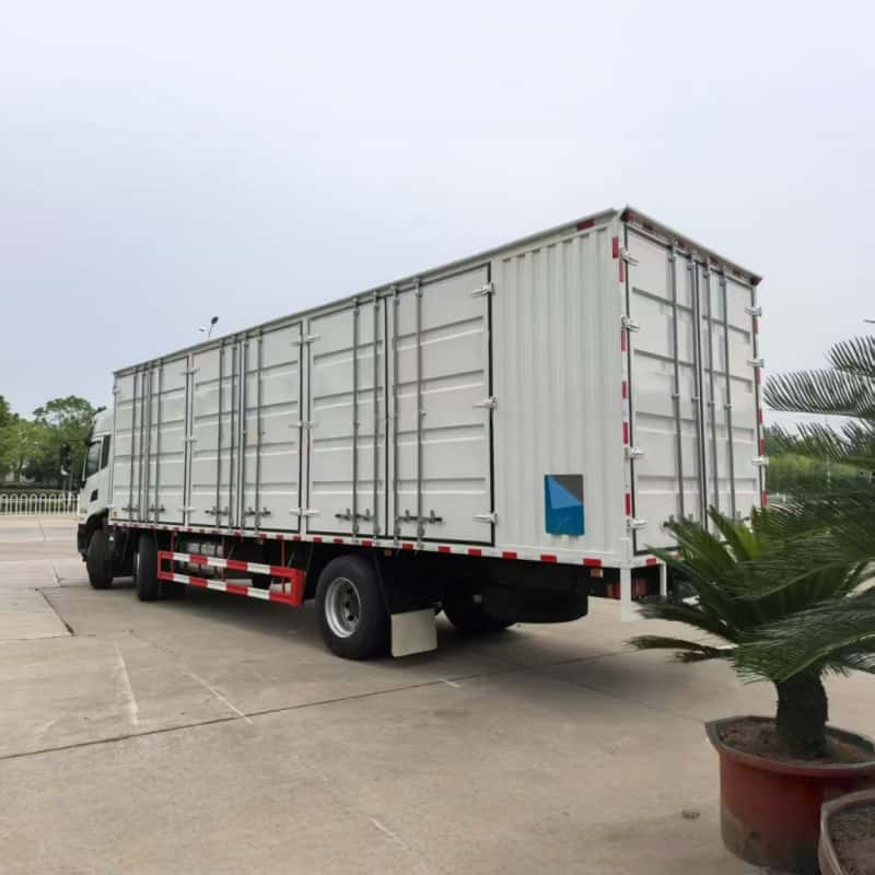 Camion fourgon Dongfeng à trois essieux pour matières dangereuses