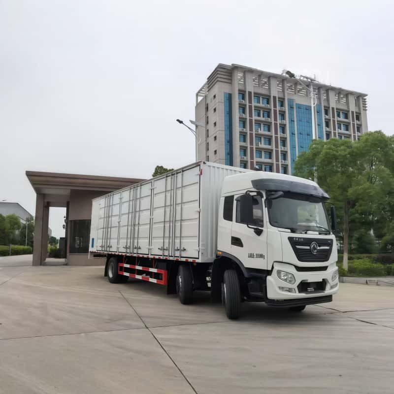 Camion fourgon Dongfeng à trois essieux pour matières dangereuses
