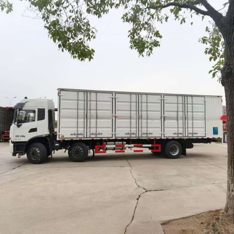 Camion fourgon Dongfeng à trois essieux pour matières dangereuses