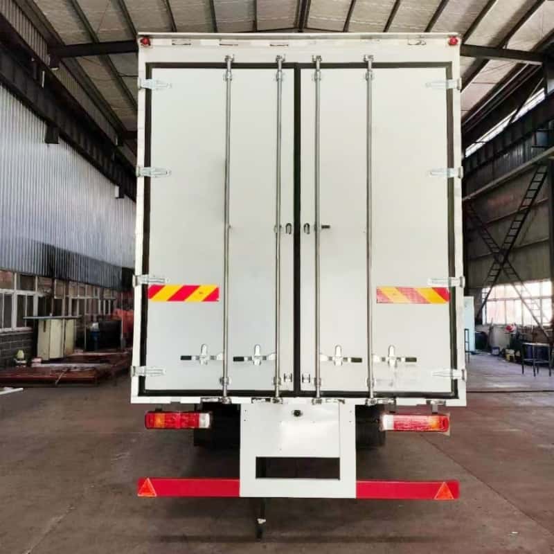 Camion de transport de marchandises dangereuses multicatégories à un seul essieu Sinotruk de 9,5 mètres