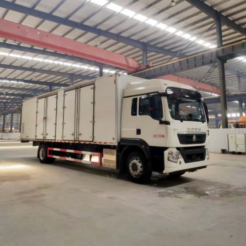 Camion de transport de marchandises dangereuses multicatégories à un seul essieu Sinotruk de 9,5 mètres