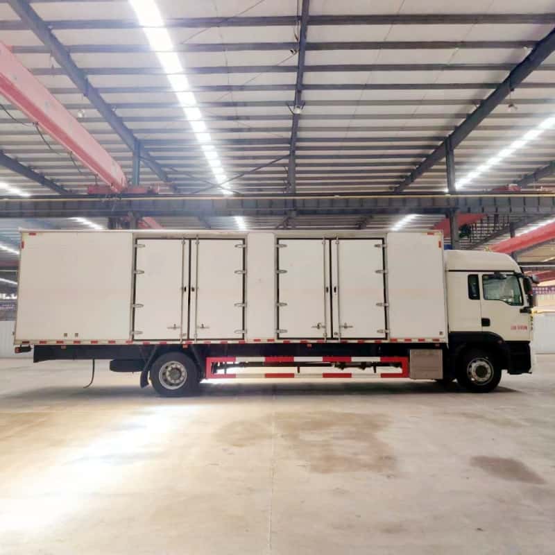 Camion de transport de marchandises dangereuses multicatégories à un seul essieu Sinotruk de 9,5 mètres