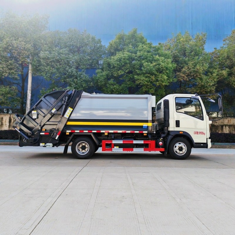 Sinotruk Howo 7000L compressed garbage truck