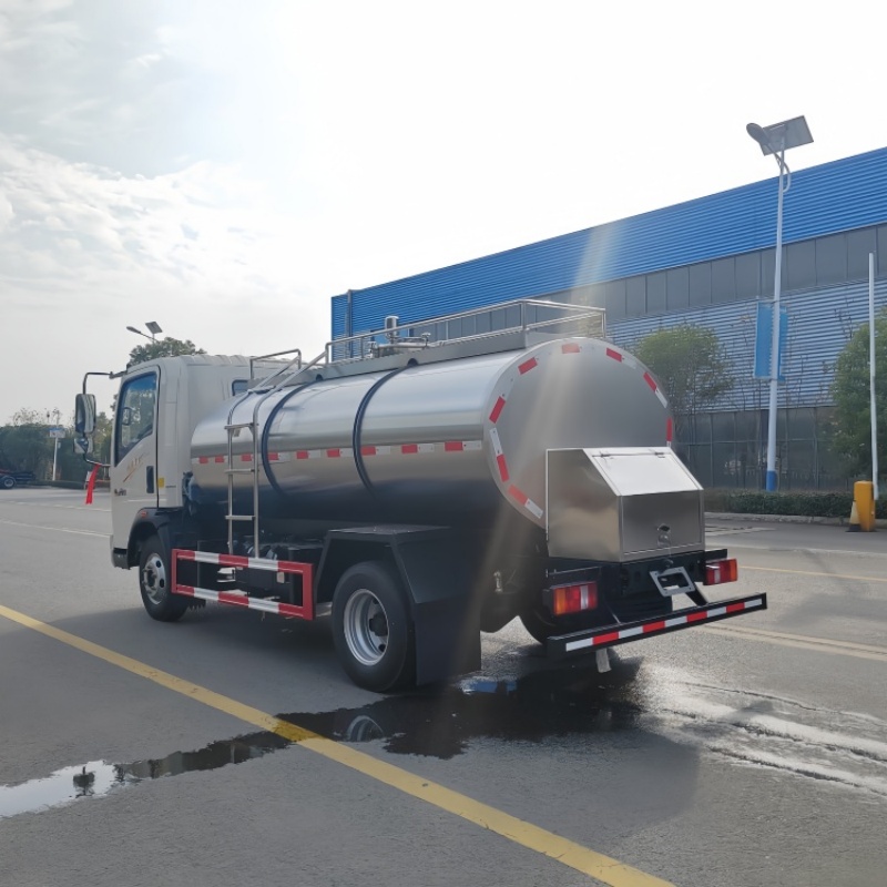 Sinotruk Howo 15000L Food-Grade Stainless Steel Milk Tanker Truck