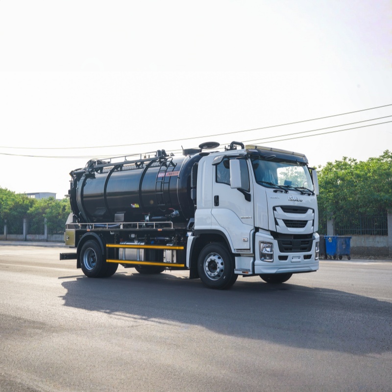 ISUZU 4x2 cleaning and sewage suction truck