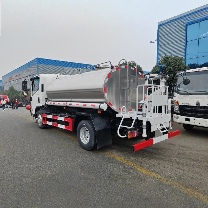 Isuzu 5000L sprinkler truck