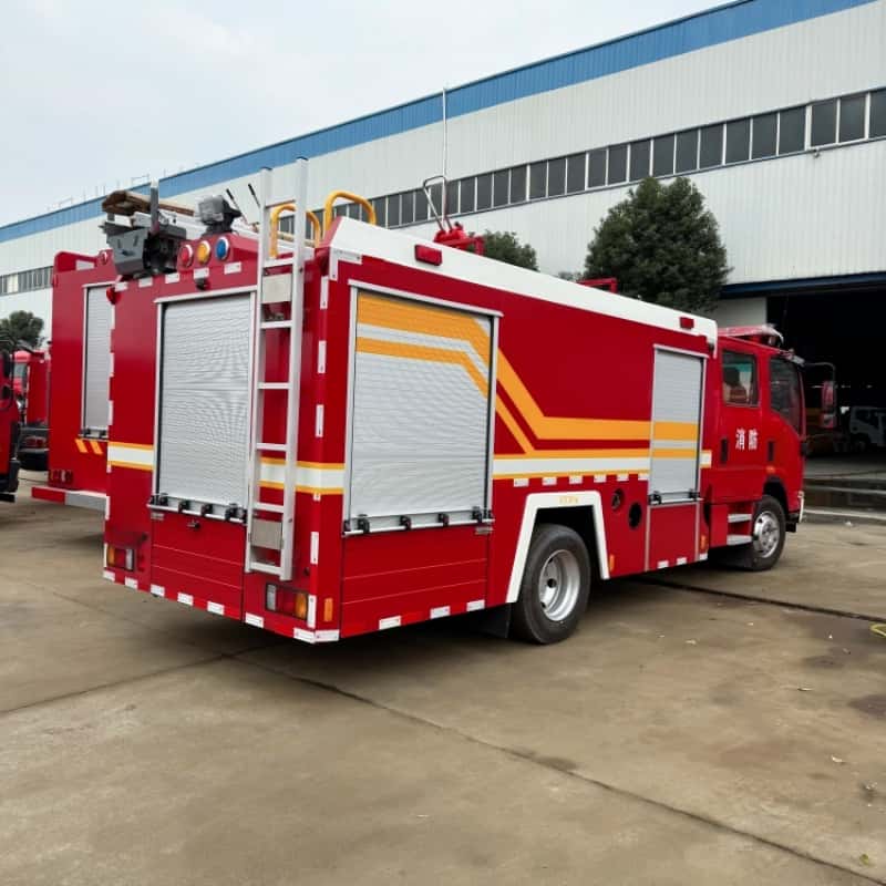 Isuzu 8-ton water tank fire truck