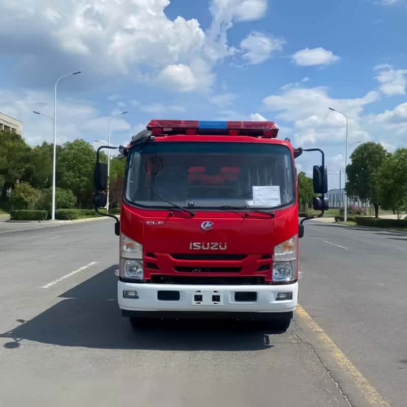 Camion de pompiers Isuzu 700P avec citerne à eau