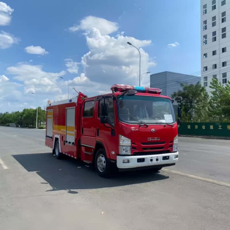 Camion de pompiers Isuzu 700P avec citerne à eau