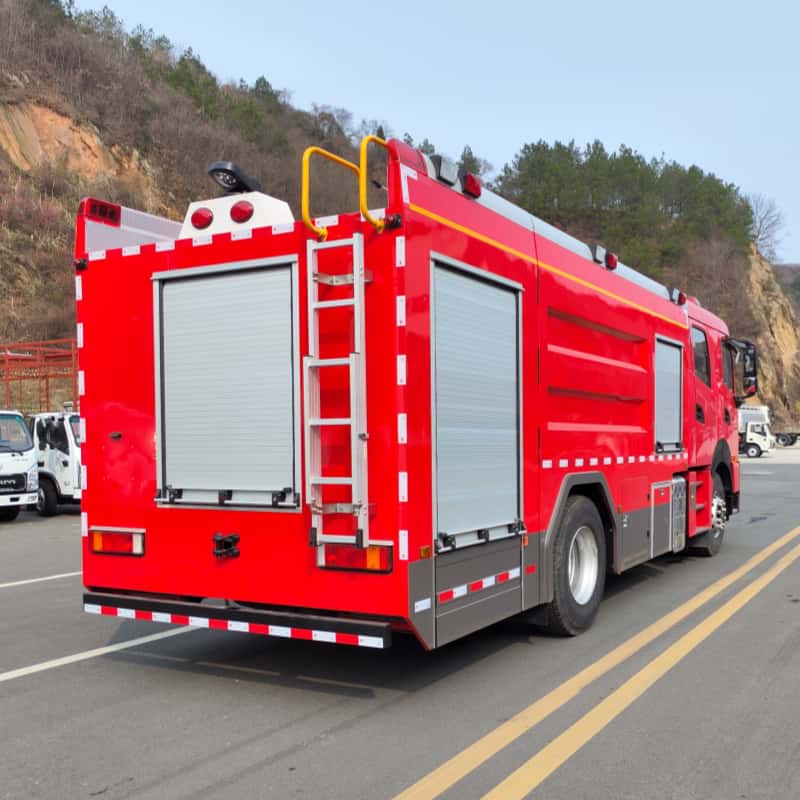 Dongfeng Double Cab Foam Fire Engine 8m³ Tank