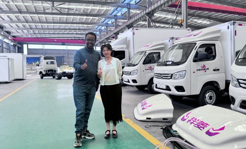 Des clients angolais ont visité notre usine et ont passé avec succès une commande de camions frigorifiques.