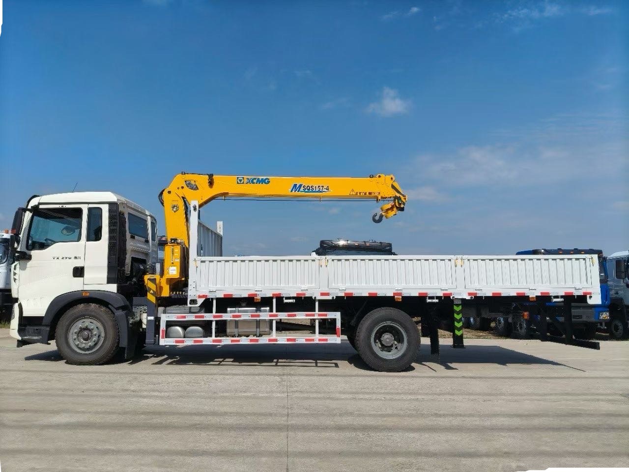 Grue sur camion HOWO avec flèche hydraulique XCMG